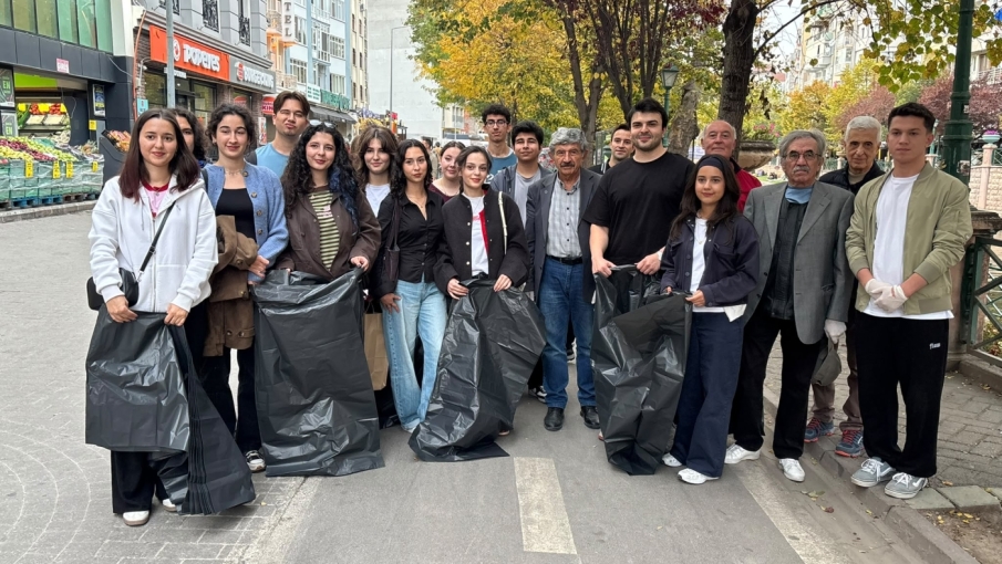 Eskişehir'de üniversite öğrencilerinden Porsuk Çayı için temizlik çalışması